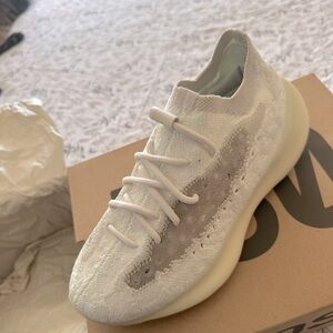 YEEZY BOOST 380
GZ8668 CALGLO